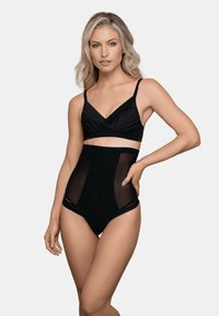 Ensemble de lingerie noire comprenant un bralette structuré avec détails en damier et un bas taille haute avec des panneaux latéraux transparents.