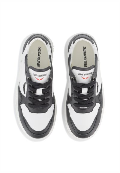 Baskets en cuir blanc avec des accents noirs, bout arrondi, design à lacets et semelle texturée avec un logo sur la languette.