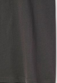 Ciemnoszara tkanina o subtelnej teksturze i widocznym stębnowaniu na dolnej krawędzi odzieży.