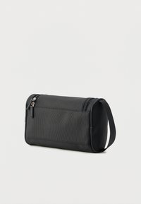 Μαύρο καλλυντικό τσαντάκι με ορθογώνιο σχήμα, κλείσιμο με φερμουάρ και πλαϊνή χειρολαβή. Διαθέτει υφή με ανάγλυφη επιφάνεια και καθαρές γραμμές.