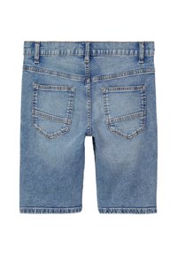Shorts en denim bleu clair, avec un design classique à cinq poches comprenant deux poches arrière et des détails effilochés au niveau de l'ourlet.