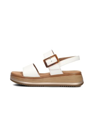 Witte leren sandaal met twee brede banden, een grote bruine gesp als accent en een dikke platformzool met houtlook.