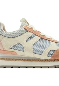 Sneaker con un design in suede crema e rosa chiaro, pannelli in rete, lacci bianchi e una suola testurizzata con un accento di corda naturale.