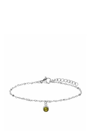 Zilveren schakelarmband met een kleine ronde groene edelsteen hanger, voorzien van een karabijnsluiting en een verstelbare ketting voor het aanpassen van de lengte.