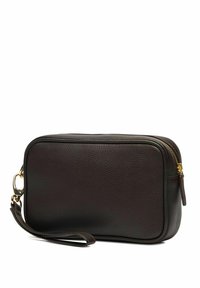 Ruskea nahkainen clutch-laukku, jossa on teksturoitu pinta, vetskari suljenta, irrotettava rannekahva ja kultasävyiset yksityiskohdat. Suorakulmainen muoto.