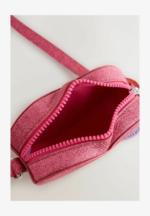 Roosa sädelev käekott, millel on tõmblukuga sulgur, sile sisemus ja tekstuuriga välimus. Kaasas on kitsas rihm õlavarre kandmiseks.