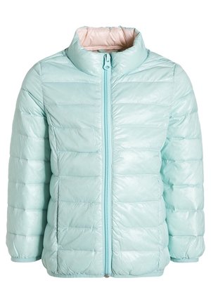 Jasnoniebieska pikowana kurtka puchowa z przednim zamkiem błyskawicznym, długimi rękawami i stójką, zaprojektowana na zimną pogodę.