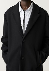 PULL&BEAR Krátký kabát - black