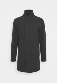 Abrigo de lana gris carbón con cuello alto, mangas largas y cierre delantero asimétrico. Textura suave y diseño ajustado.