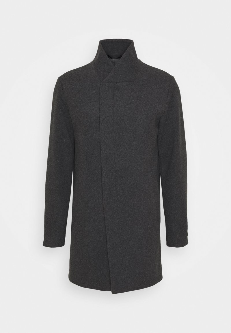 Abrigo de lana gris carbón con cuello alto, mangas largas y cierre delantero asimétrico. Textura suave y diseño ajustado.