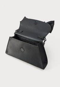 Bolso bandolera sintético negro con cierre de solapa, bolsillo interior y orejas decorativas en la solapa. Textura lisa con acabado mate.