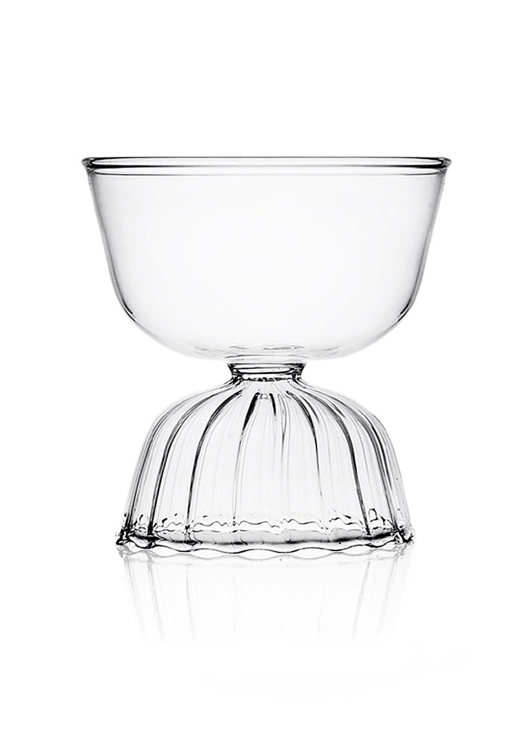 Przezroczysta miseczka na deser z rozszerzającym się brzegiem, żebrowaną podstawą i okrągłą stopką, prezentująca gładką teksturę i przejrzysty design.