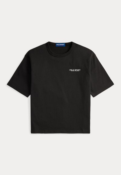 Μαύρο T-shirt με κοντά μανίκια και στρογγυλή λαιμόκοψη, με μικρό λευκό λογότυπο "Polo Sport Ralph Lauren" στο αριστερό στήθος.
