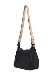 Borsa a spalla nera in tessuto morbido con una tracolla beige a fantasia. Presenta accessori in oro e una chiusura con zip, offrendo una forma rilassata.