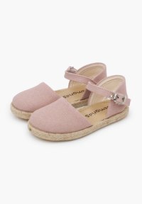 Rožinės spalvos audinio espadrilės su kulkšnies dirželiu, džutiniu padu ir suapvalintu pirštu. Minkšta tekstūra, minimalizmo dizainas ir reguliuojama aparatūra.