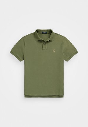Olivgrünes kurzärmeliges Poloshirt mit zwei Knöpfen und kleinem, gesticktem Logo auf der linken Brust, flach auf weißem Hintergrund liegend.