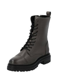 Stivaletto alla caviglia in pelle grigia con lacci, punta tonda, superficie testurizzata, suola in gomma nera spessa e occhielli metallici per i lacci.