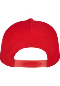 Rød caps med en strukturert krone, teksturert stoff og plast snapback-lukking. Har en buet form og ingen synlige logoer.