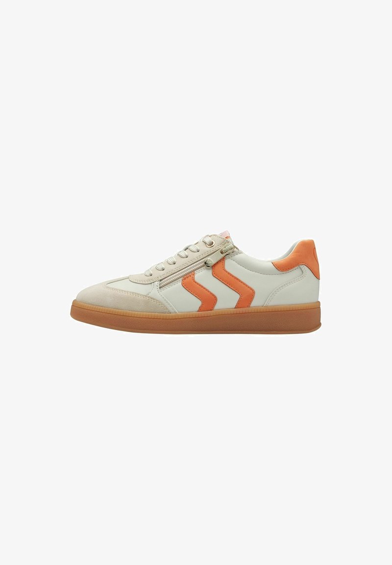 Sneaker con una tomaia in pelle grigia chiara, dettagli zigzag arancioni e punta in suede beige. Presenta una suola in gomma e lacci piatti.
