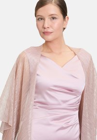 Blush roze satijnen jurk met een v-hals en gerimpelde details, gecombineerd met een doorschijnende, gestructureerde, lichtroze sjaal met subtiele diagonale strepen.