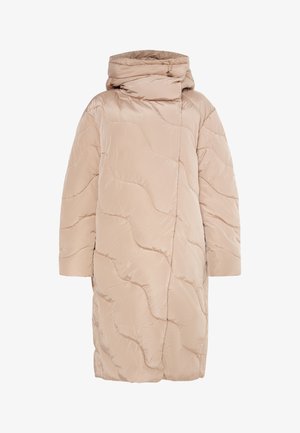 Padded coat vo svetlo béžovej farbe, s vysokým golierom, dlhými rukávmi a prešívanou textúrou so vlnitými vzormi. Minimalistický dizajn, dĺžka po kolená.