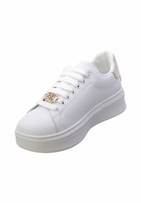 Sneaker bianco con tomaia in pelle liscia, punta rotonda, design con lacci e un accento dorato sulla linguetta. Suola bianca spessa.
