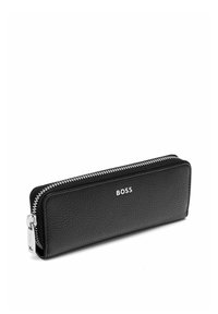 Portefeuille rectangulaire en cuir noir texturé avec fermeture éclair argentée et logo "BOSS" centré sur le devant.