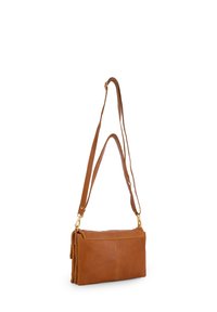 Braune Leder-Crossbody-Tasche mit flacher Form, verstellbarem Riemen und goldfarbenen Hardware-Details. Sie verfügt über eine glatte Textur und ein minimalistisches Design.