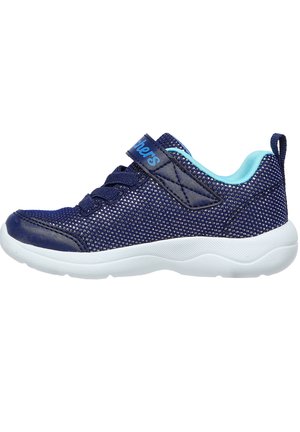 Zapatilla de malla azul con suela blanca y detalles texturizados. Cuenta con una correa de gancho y lazo para un cierre fácil y un cuello acolchado.