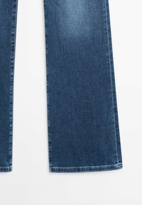 Mörkblå denimbyxor med vida ben, med en slät textur, rak skärning och ren fållfinish. Inga synliga utsmyckningar.