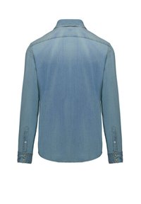 Camicia di jeans azzurro chiaro con maniche lunghe, polsini con bottone, colletto e orlo leggermente arrotondato. Il tessuto ha una texture liscia ed è scolorito.