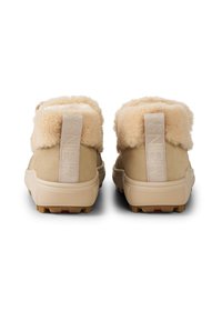 Beige ruskindsstøvler med en blød, lysebrun krave og bånddetaljer. Har en tekstureret gummisål for godt greb og en blød indvendig foring.