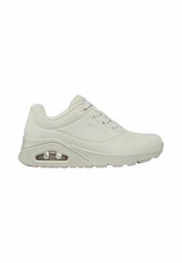 Zapatilla deportiva blanca con una parte superior sintética lisa, perforaciones sutiles y un cojín de aire visible en la suela para mayor comodidad.