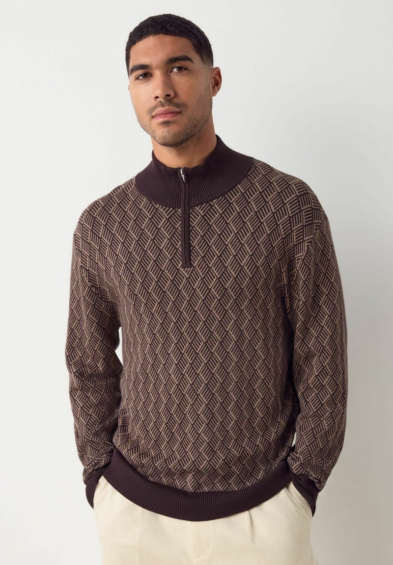 Strickpullover für Herren mit hohem Kragen, der ein geometrisches Rautenmuster in Braun und Beige aufweist, abgerundet mit gerippten Bündchen und Saum.