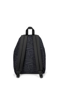 Mochila negra con un patrón texturizado, que cuenta con correas ajustables y acolchadas, además de un asa superior para llevar. Forma compacta y redondeada.