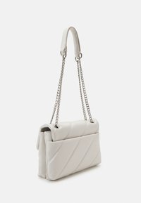 Bílá prošívaná kabelka s obdélníkovým tvarem, vybavená stříbrnými řetízkovými popruhy a hladkým povrchem. Výrazný diagonální šev.
