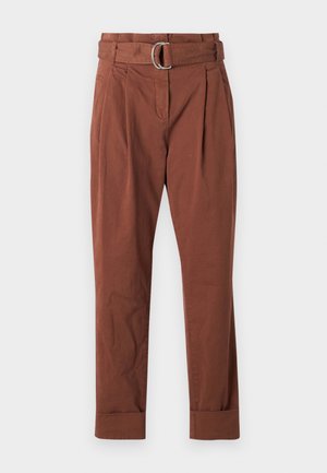 Braune Baumwollhosen mit einem Gürtel, der eine Metall-Schnalle hat, mit gefältelter Vorderseite und umgeschlagenen Säumen. Glatte Textur und gerade Beinform.