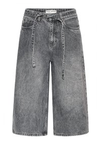 Shorts en jean noir délavé, taille haute, coupe ample, poches avant, passants pour ceinture, avec une ceinture en tissu assortie nouée à la taille.