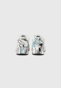 Witte sneakers met levendige, kleurrijke grafische ontwerpen. Kenmerken zijn een textuurzool, ronde neus en een gevoerde hieltab.
