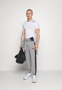EA7 Emporio Armani VIGOR7 TEE - Sportiniai marškinėliai trumpomis rankovėmis - white