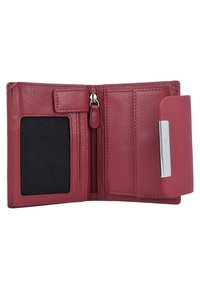 Röd läderplånbok med en texturerad yta. Funktioner inkluderar flera kortfack, ett blixtlåsfack och en metallisk accent.