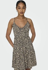 ONLY NORMAL GESCHNITTEN STELLBARE TRÄGER - Vestido informal - brown rice