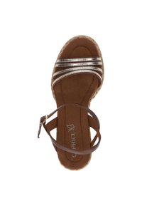 Sandal espadrille marrone con una morbida soletta testurizzata, dettagli a righe metalliche e cinturini incrociati alla caviglia. Design con punta rotonda.