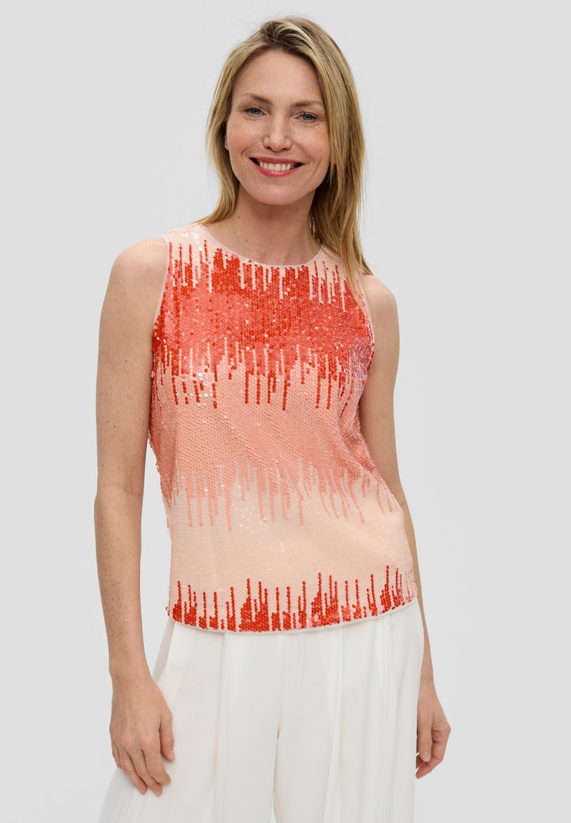 Mouwloze top met een gradient ontwerp in tinten koraal en rood. Textuurachtige pailletten vormen verticale patronen. Te combineren met witte broeken.