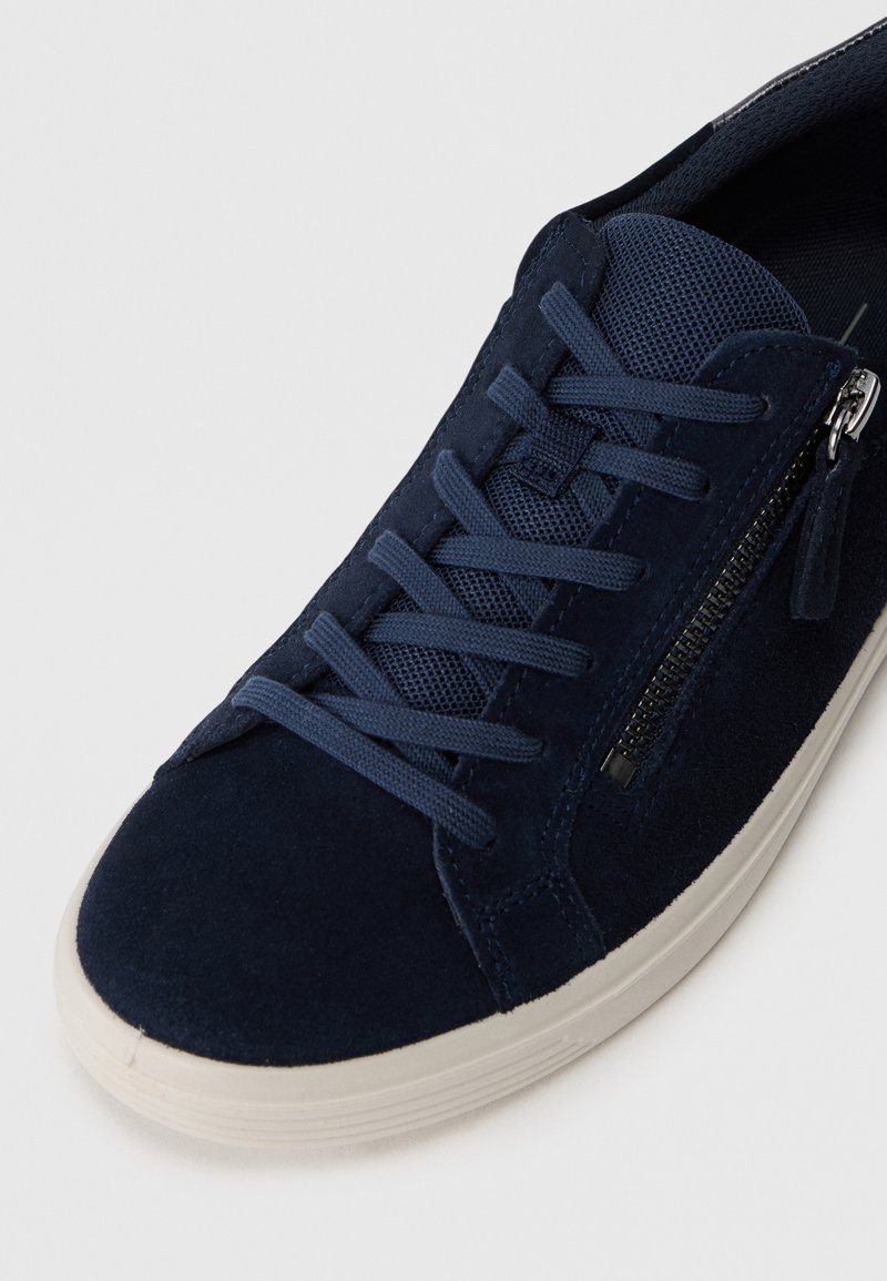 Marineblaues Wildleder-Sneaker mit einer strukturierten Oberseite, strukturierten Mesh-Akzenten, Schnürdesign und einem seitlichen Reißverschluss für einfachen Zugang. Weiße Gummisohle.