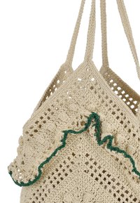 Sac au crochet beige clair avec bordure ondulée verte. Présente un tissage ouvert texturé et deux poignées solides pour le transport.
