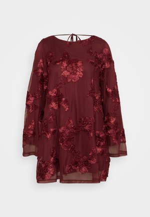 Burgunderrød kjole med blomsterbroderi, gennemsigtige lange ærmer, rund halsudskæring og bindebånd bagpå. Har teksturerede blomsterrelieffer over det hele.
