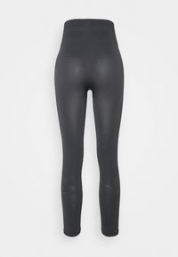 Czarne legginsy z wysokim stanem, z wytłoczonym logo, teksturowanymi panelami oraz gładkim, elastycznym materiałem.