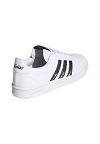 adidas Performance LIFESTYLE -  GRAND COURT BASE BEYOND - Zapatillas de entrenamiento - weiss