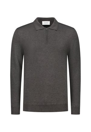 Donkergrijze langzamige polo met lange mouwen, gemaakt van zachte stof. Het heeft een kraag en een kwart rits, met ribgebreide manchetten en onderrand.
